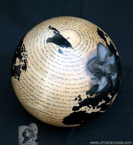 WW.B. - Bulgakov - il maestro e Margherita -  (sfera nocciola) (F2) - 2012 - Legno, carbone e smalto - Diam. 26 cm