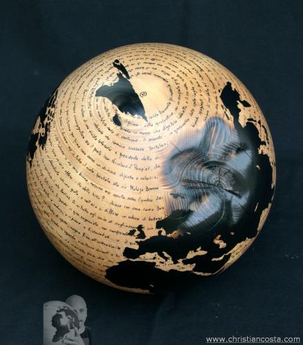 WW.B. - Bulgakov - il maestro e Margherita -  (sfera nocciola) (F3) - 2012 - Legno, carbone e smalto - Diam. 26 cm