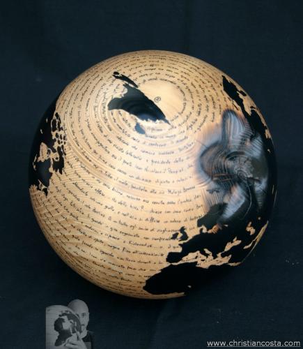 WW.B. - Bulgakov - il maestro e Margherita -  (sfera nocciola) (F4) - 2012 - Legno, carbone e smalto - Diam. 26 cm