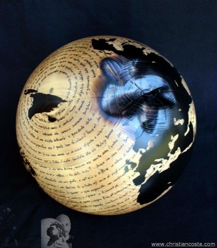 WW.B. - Bulgakov - il maestro e Margherita -  (sfera nocciola) - 2012 - Legno, carbone e smalto - Diam. 26 cm