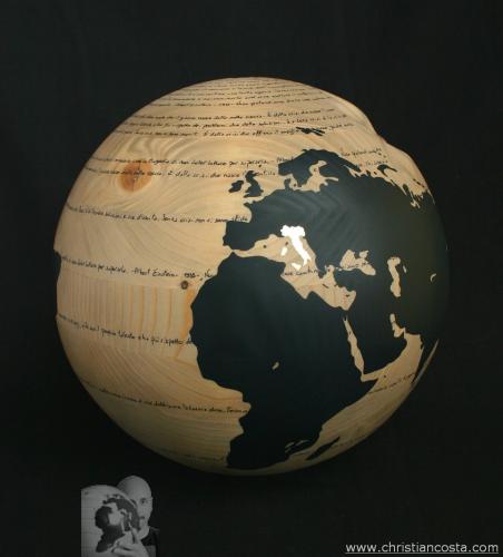 WW mondo ammaccato - Albert Einstein - la crisi (F2) - 2013 - legno, smalto e foglia d'oro - Diam. cm. 30