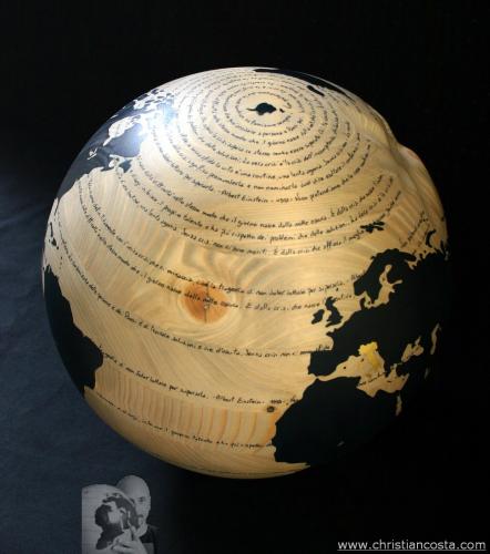 WW mondo ammaccato - Albert Einstein - la crisi (F3) - 2013 - legno, smalto e foglia d'oro - Diam. cm. 30