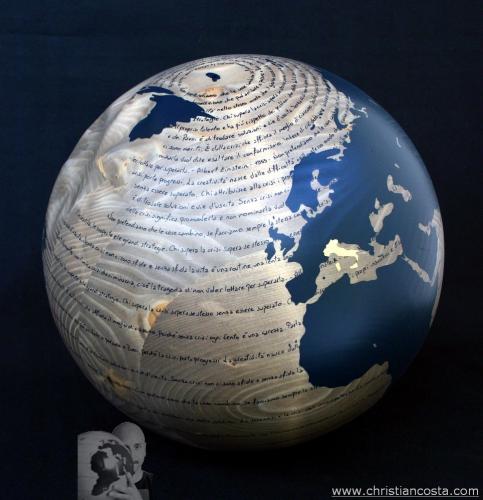WW mondo ammaccato - Albert Einstein - la crisi (versione II)- 2013 - legno, smalto e foglia d'oro - Diam. cm. 30