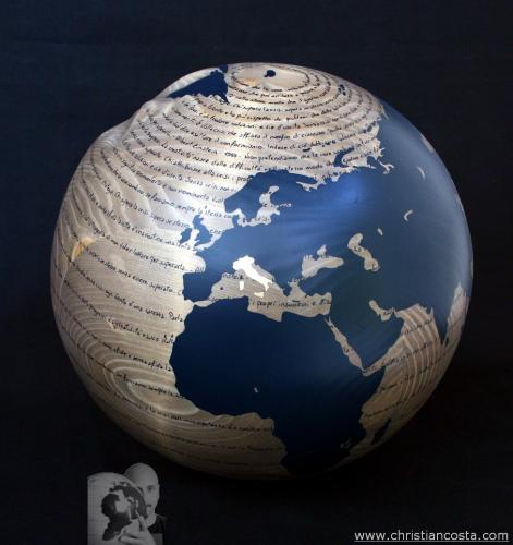 WW mondo ammaccato - Albert Einstein - la crisi (versione II - F2)- 2013 - legno, smalto e foglia d'oro - Diam. cm. 30
