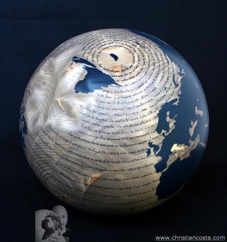 WW mondo ammaccato - Albert Einstein - la crisi (versione II - F3 )- 2013 - legno, smalto e foglia d'oro - Diam. cm. 30