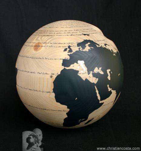 WW mondo ammaccato - Albert Einstein - la crisi - 2013 - legno, smalto e foglia d'oro - Diam. cm. 30