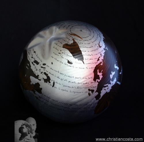 WW mondo ammaccato - Siddharta - H. Hesse (sfera argento) (F2) - 2013 - legno e foglia d'argento - Diam. cm. 26