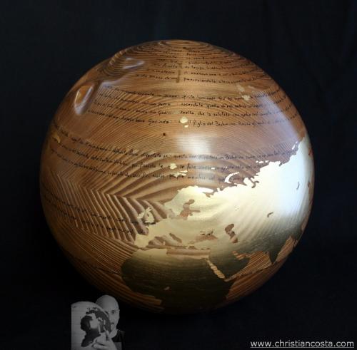 WW mondo ammaccato - Siddharta - H. Hesse (sfera noc. - oro) (F2)- 2013 - legno e foglia d'oro - Diam. cm. 30