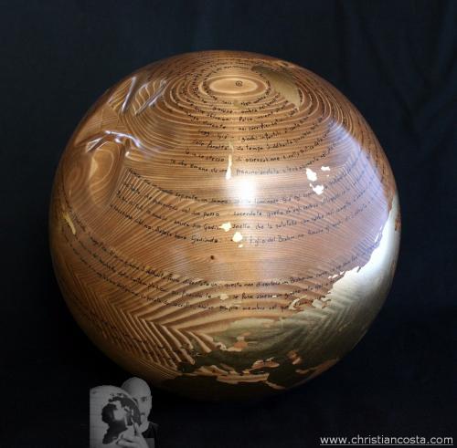 WW mondo ammaccato - Siddharta - H. Hesse (sfera noc. - oro) (F3)- 2013 - legno e foglia d'oro - Diam. cm. 30
