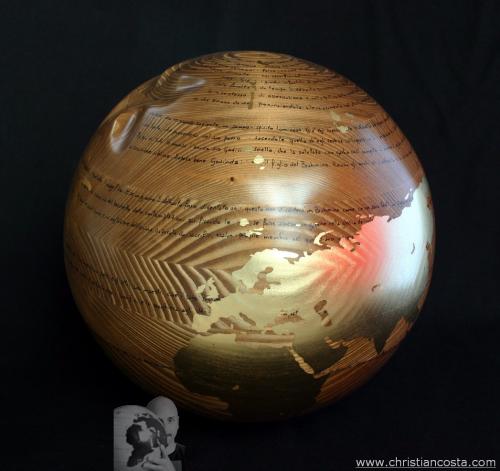WW mondo ammaccato - Siddharta - H. Hesse (sfera noc. - oro) - 2013 - legno e foglia d'oro - Diam. cm. 30